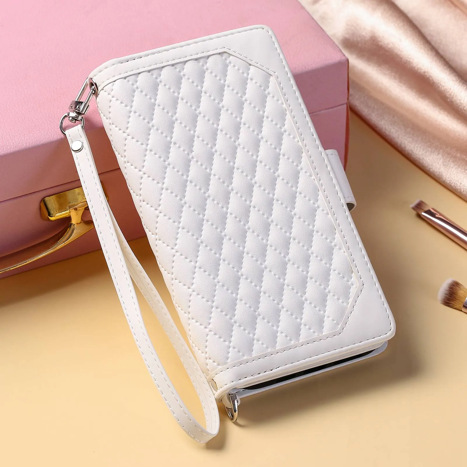 005 Style for Samsung Galaxy S22 Ultra 5G Rhombus Texture PU Leather Phone Wallet Stand Cover Zipper Pocket Design Anti-drop Case with Wrist Strap