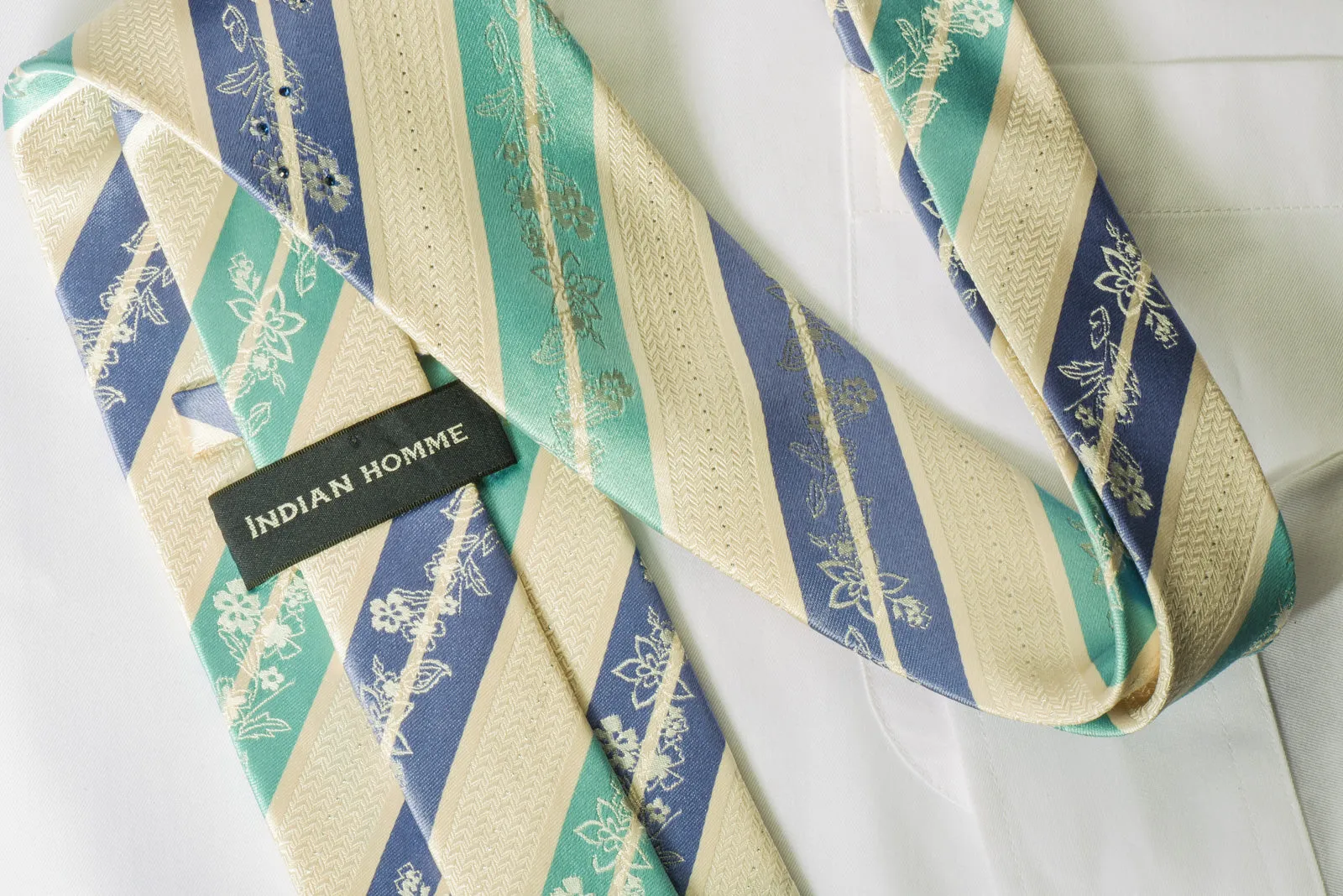 Indian Homme Rhinestone Necktie Turquoise Striped On Cream With Silver Sparkles